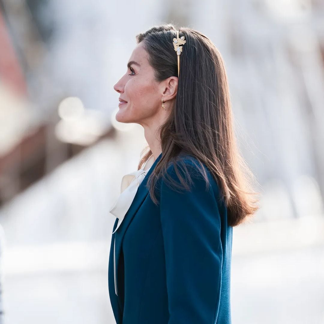 Rosi Fernández, peluquera, sobre las favorecedoras diademas de la Reina Letizia: "La forma en que se coloca la raya es crucial"