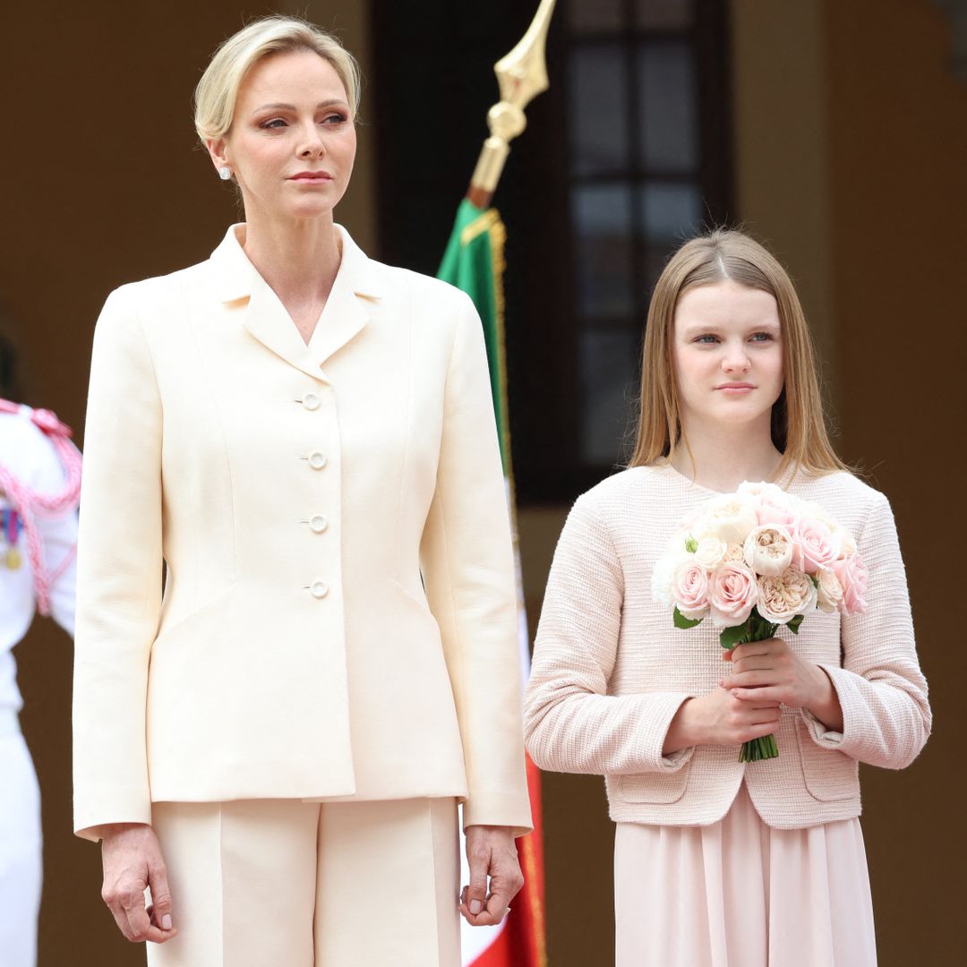 Charlene de Mónaco y la princesa Gabriella, impecables con looks a juego: tonos pasteles, trajes de chaqueta y un ramo de flores