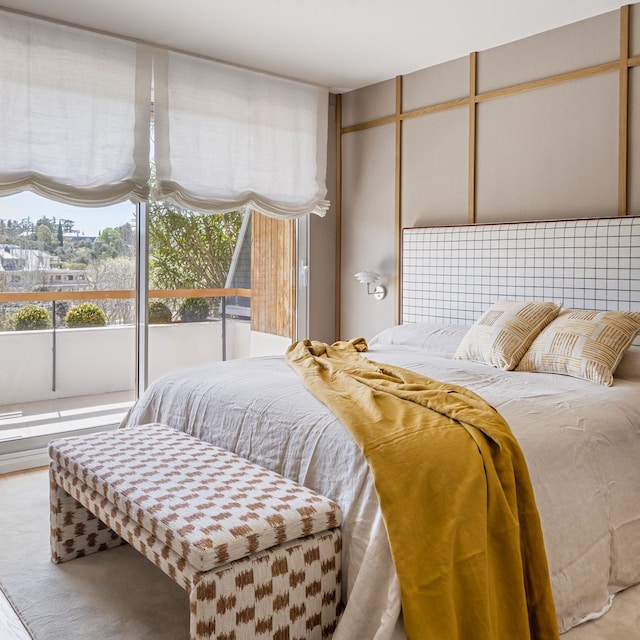 Dormitorio decorado con molduras en la pared