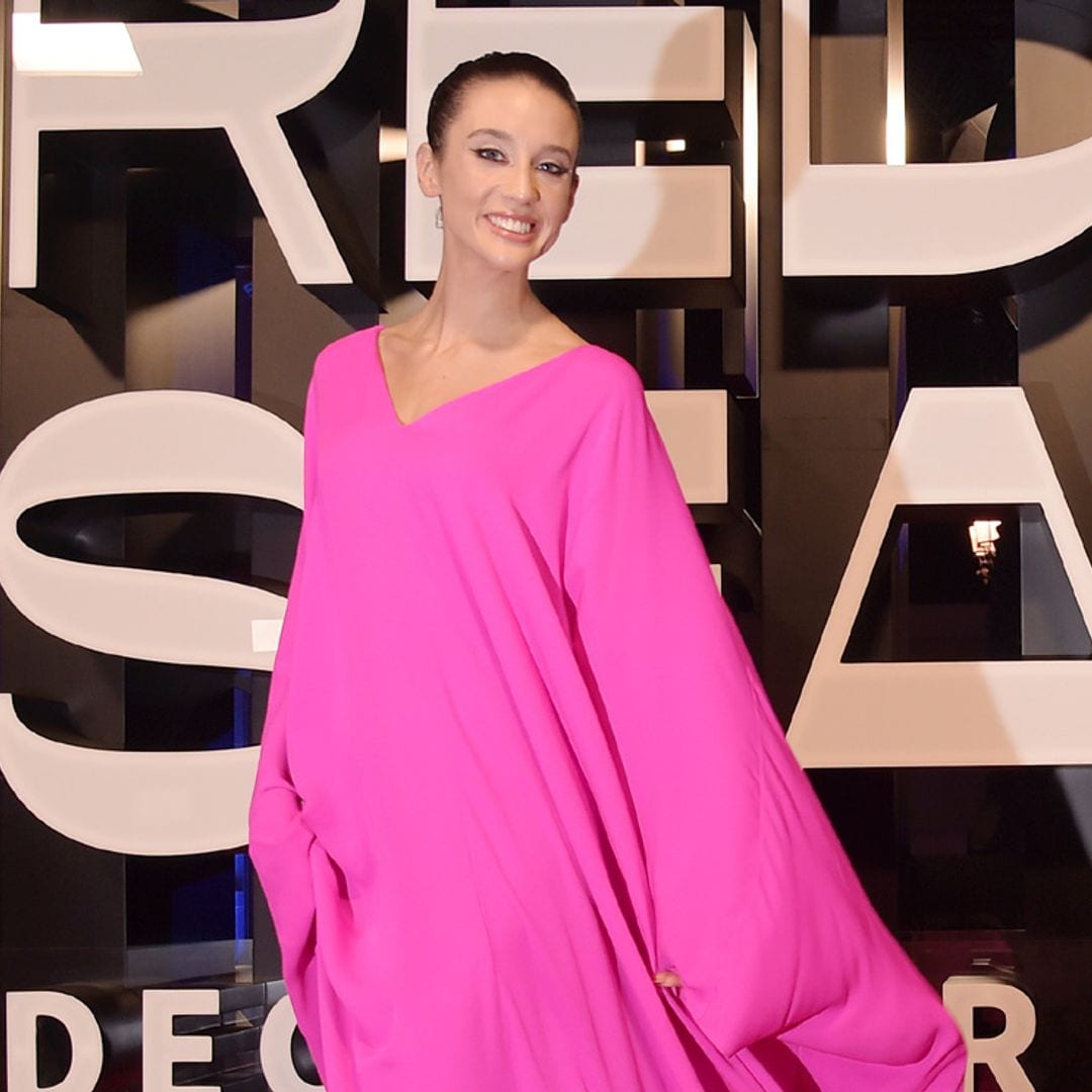María Pedraza se atreve con las súperplataformas de Anne Hathaway en su cita de alfombra roja