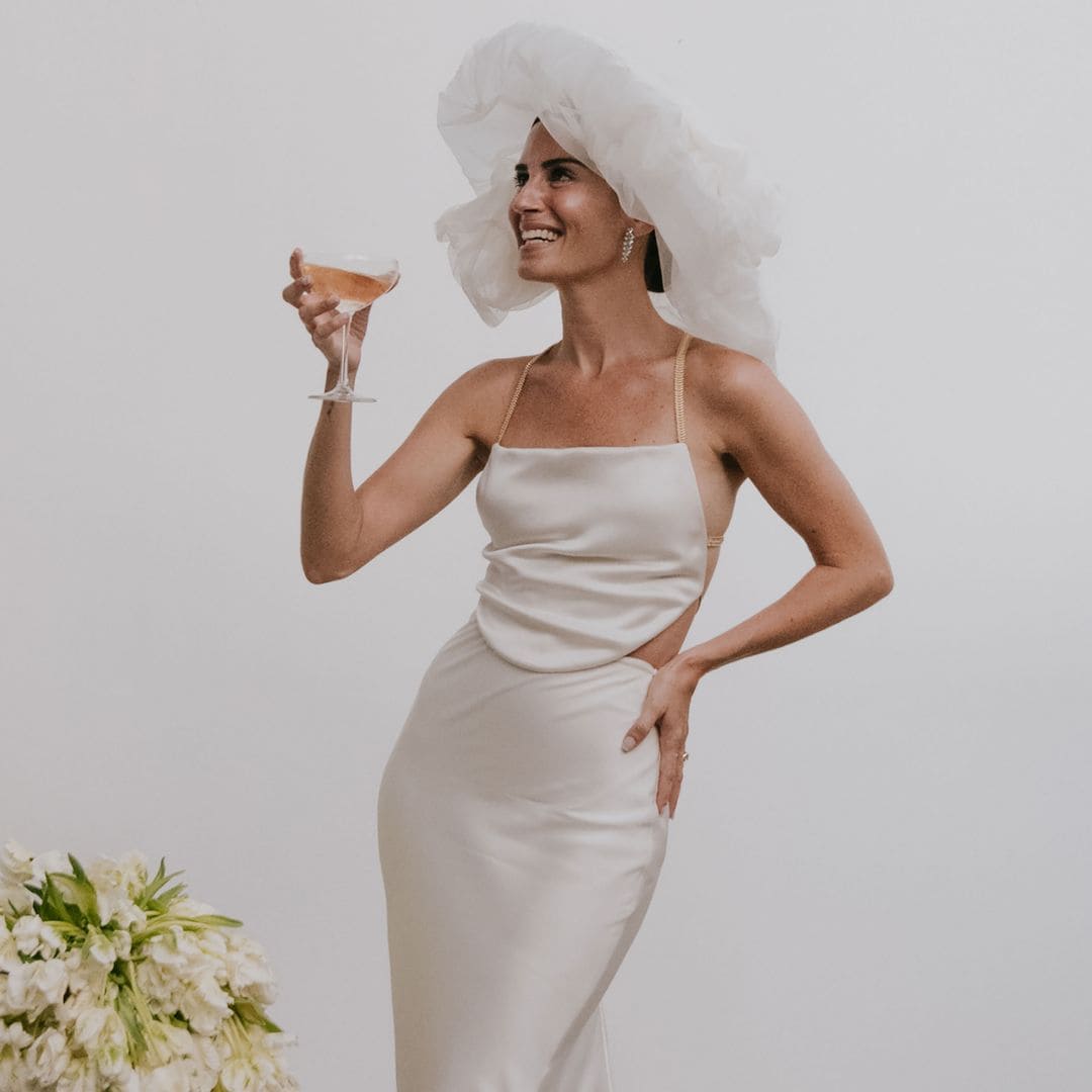 El impresionante vestido de novia de Gala González: tirantes joya, tocado a medida y un ramo-pulsera de jazmín