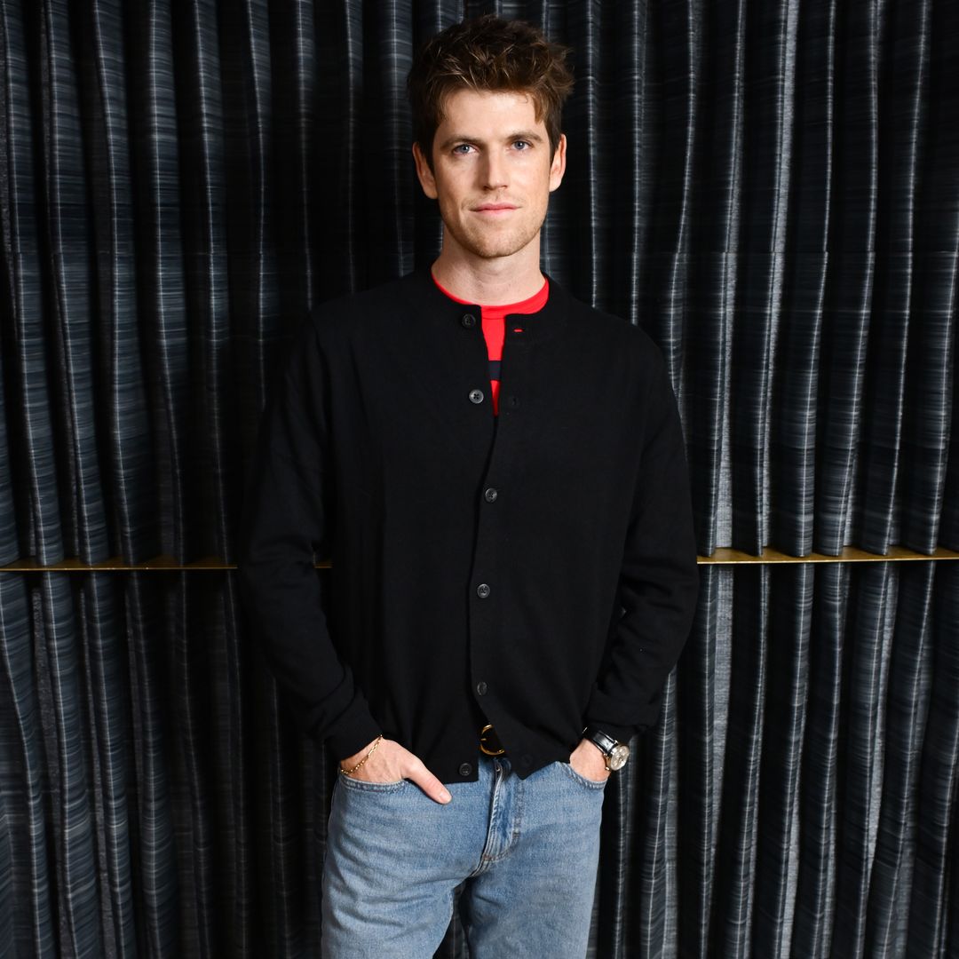 La inventó un militar para no despeinarse en batalla, pero Coco Chanel la puso de moda: Miguel Bernardeau encuentra en Mango la chaqueta de punto más versátil