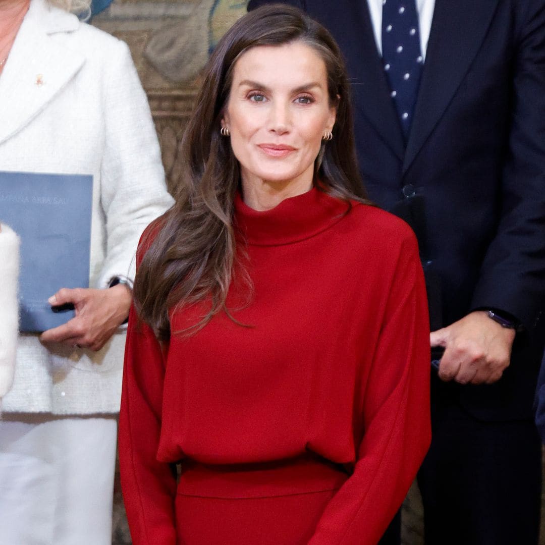 La reina Letizia recicla y parece que va de estreno: el vestido ‘cherry’ de Massimo Dutti que también tiene Máxima