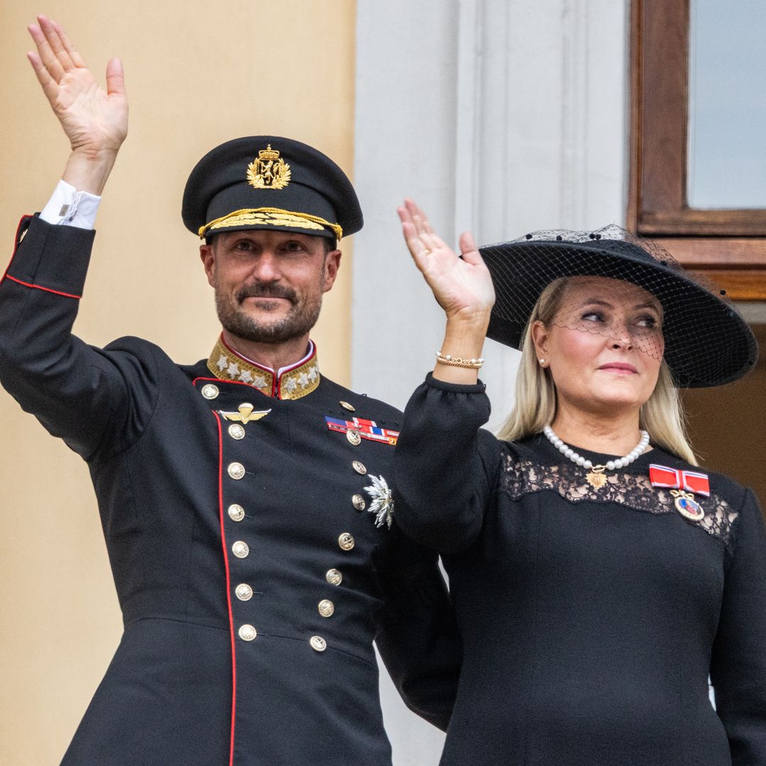 Mette-Marit debuta como reina de Noruega ante el Parlamento junto a Haakon e Ingrid: el inicio de una nueva era en la Corona
