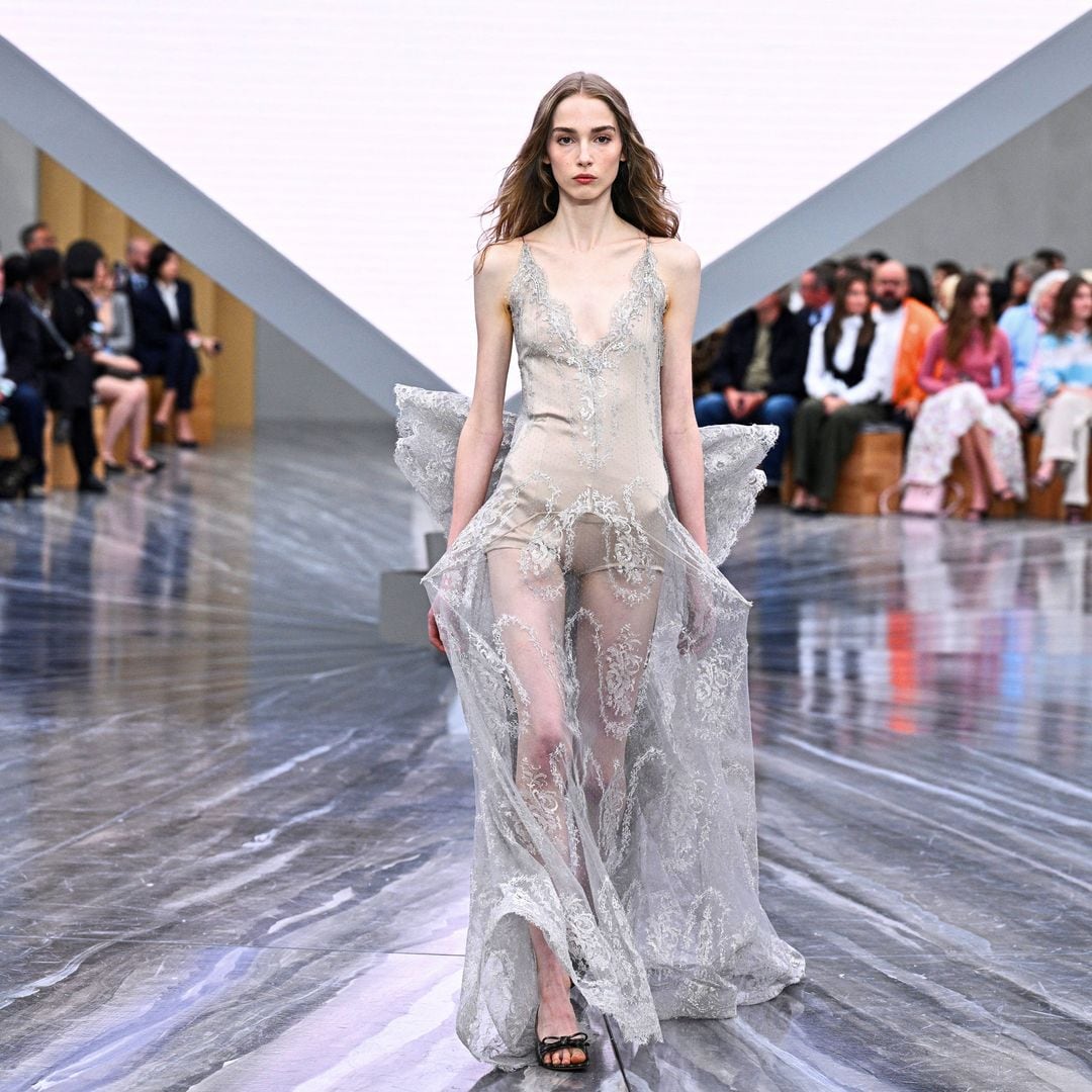 Jonathan Anderson firma su primer desfile femenino en Dior con un poema de amor y un homenaje al legado de la maison