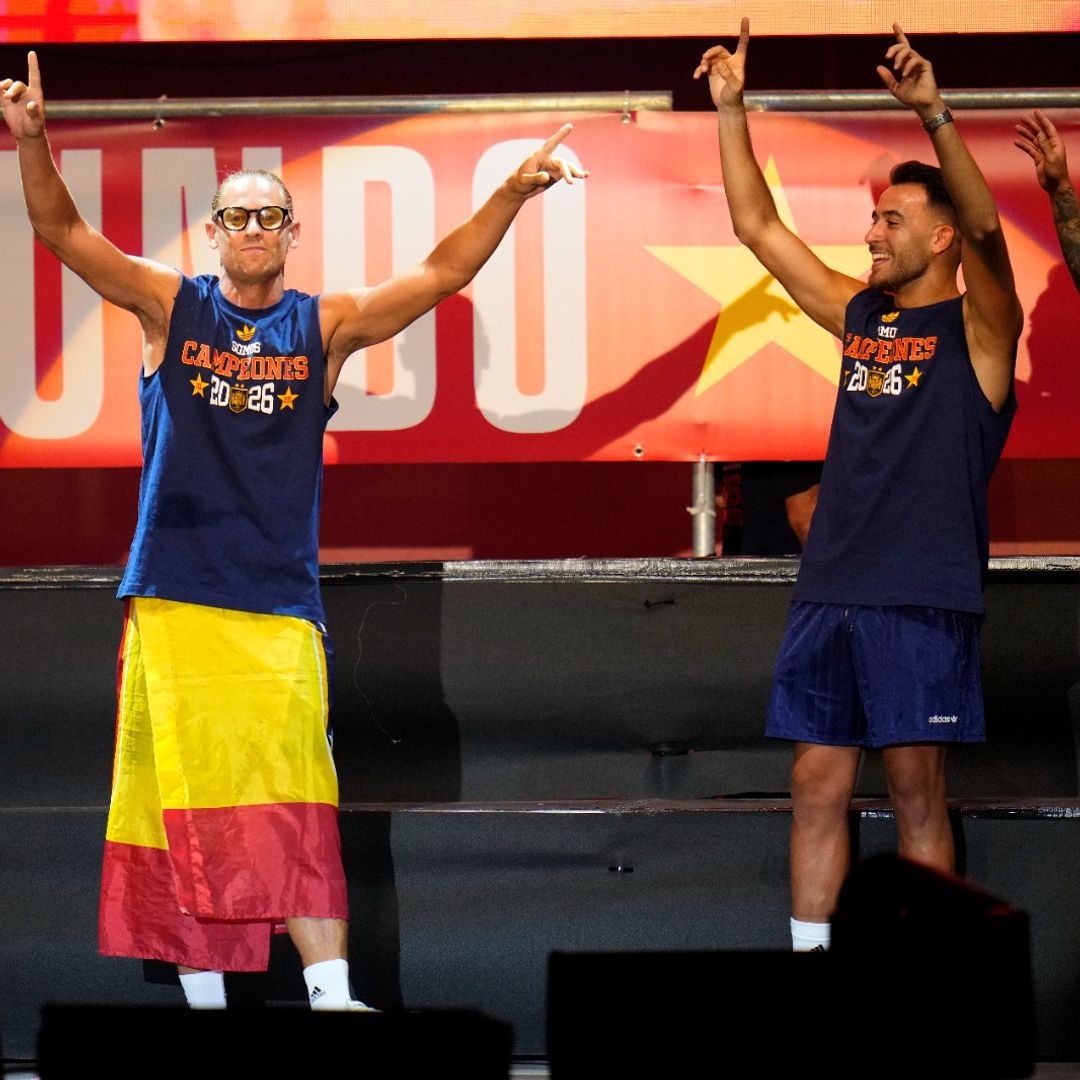 Apoteósica fiesta de La Roja en Cibeles: el desatado karaoke de los jugadores y Tana Rivera con Roca Rey entre los asistentes