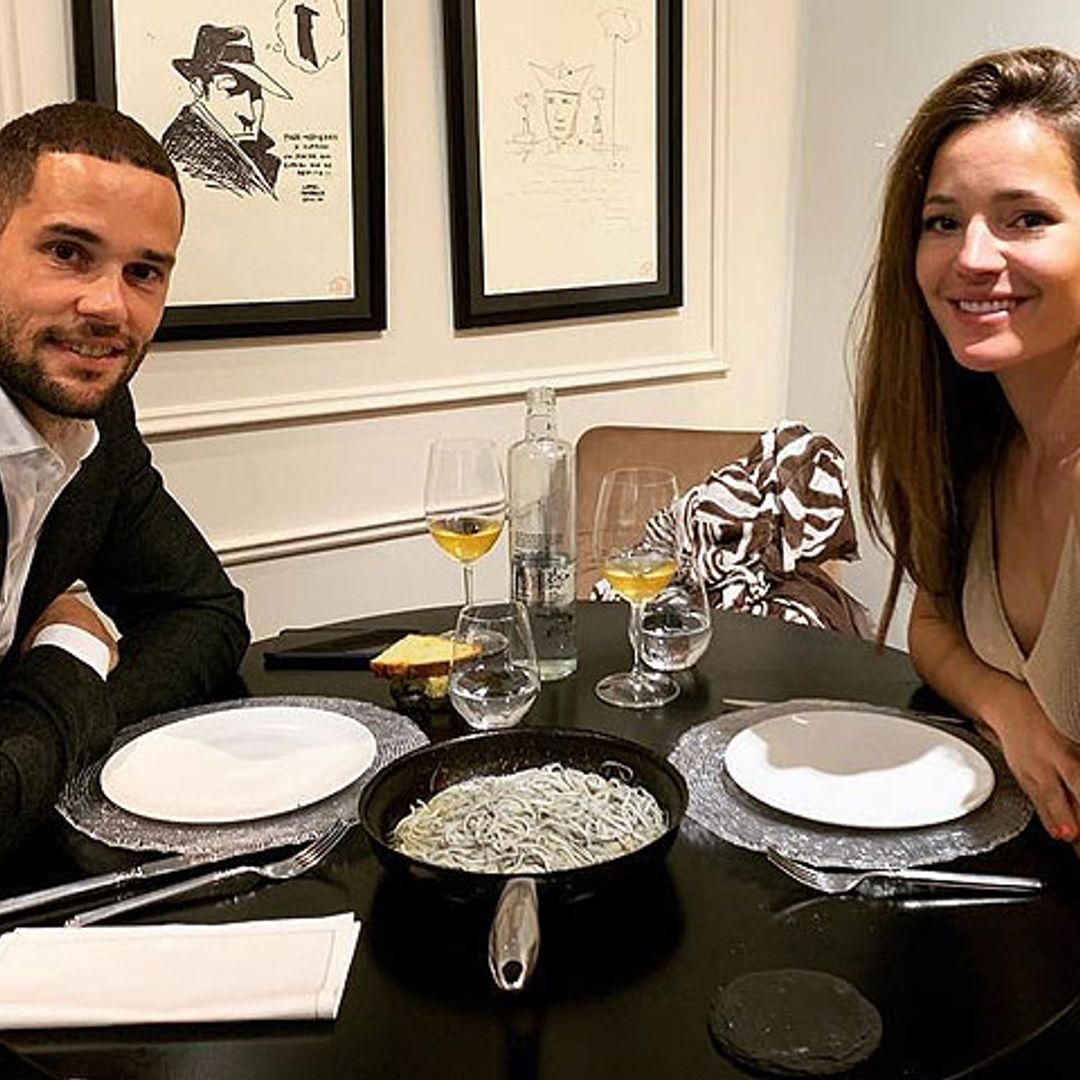 Malena Costa y Mario Suárez celebran siete años de amor entre pétalos de rosas y citas románticas