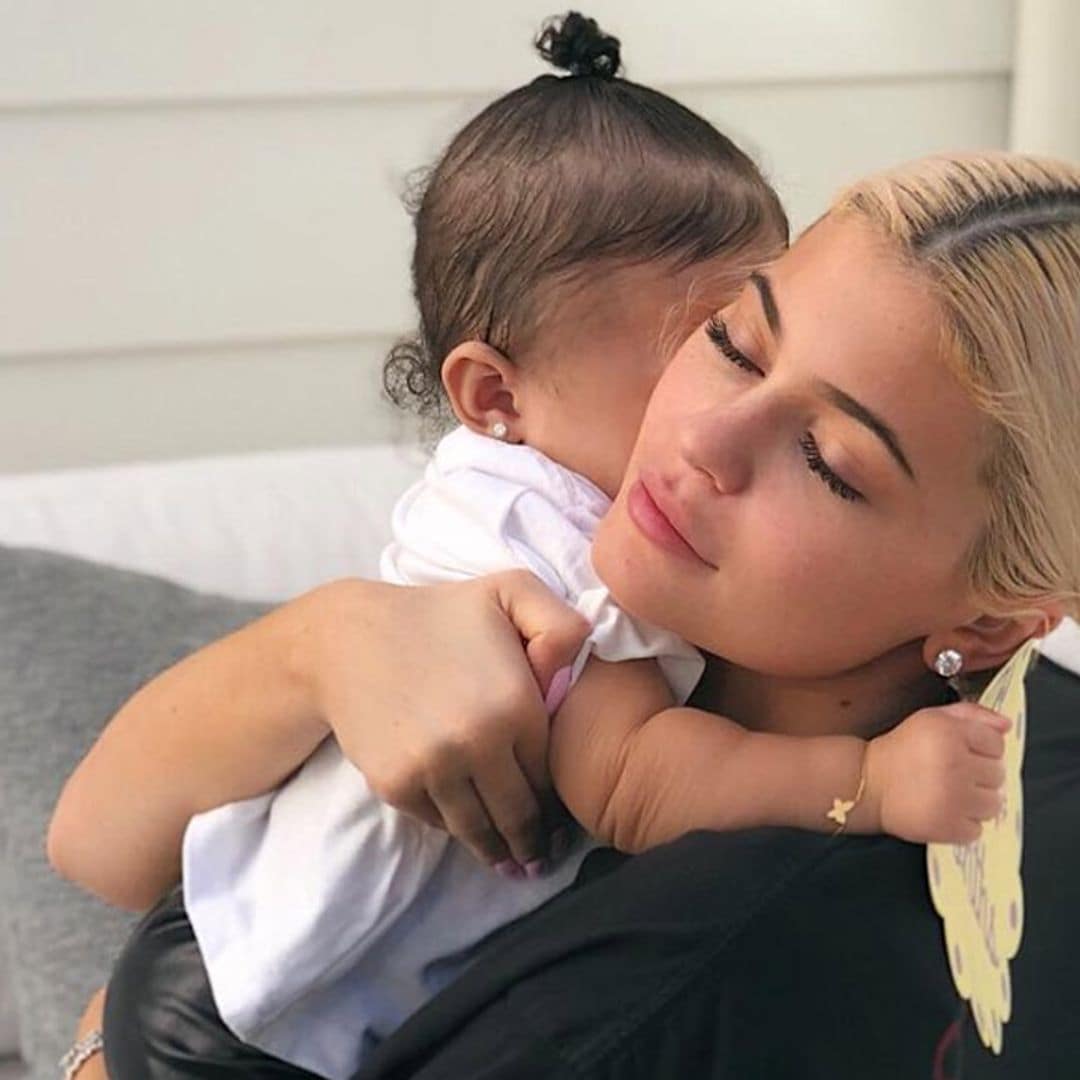 La hija de Kylie Jenner estrena su primer collar de diamantes ¡con mensaje oculto!