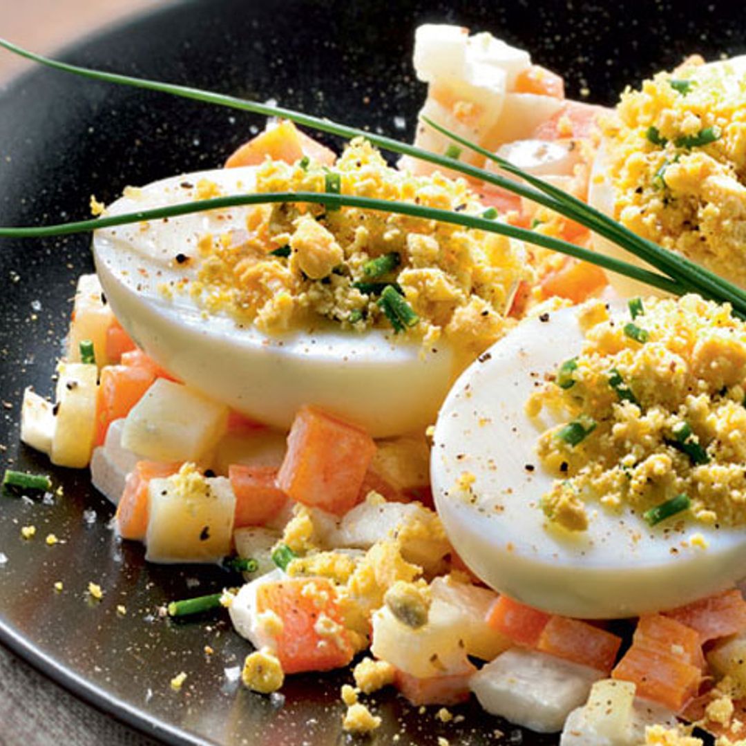 Huevos rellenos con ensalada hortelana