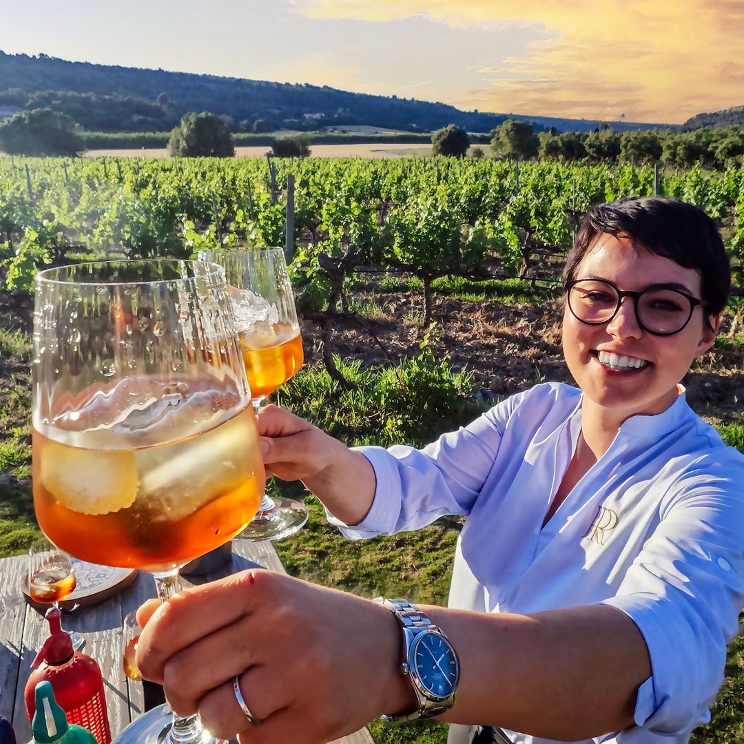 vermut 'vermu-da' en la terraza del restaurante de Es mayolet, manacor, mallorca