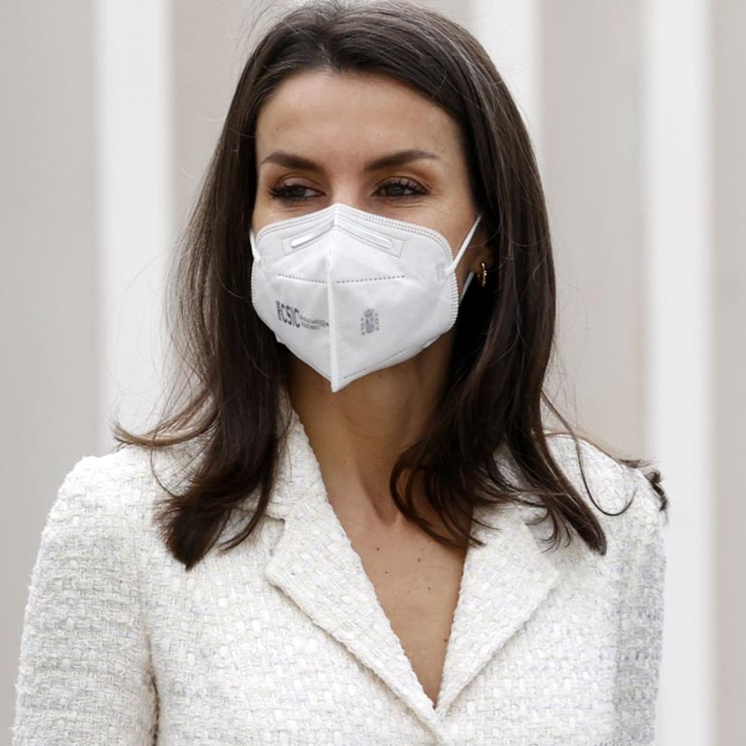 Doña Letizia moderniza su impecable vestido de 'tweed' blanco 4 años después