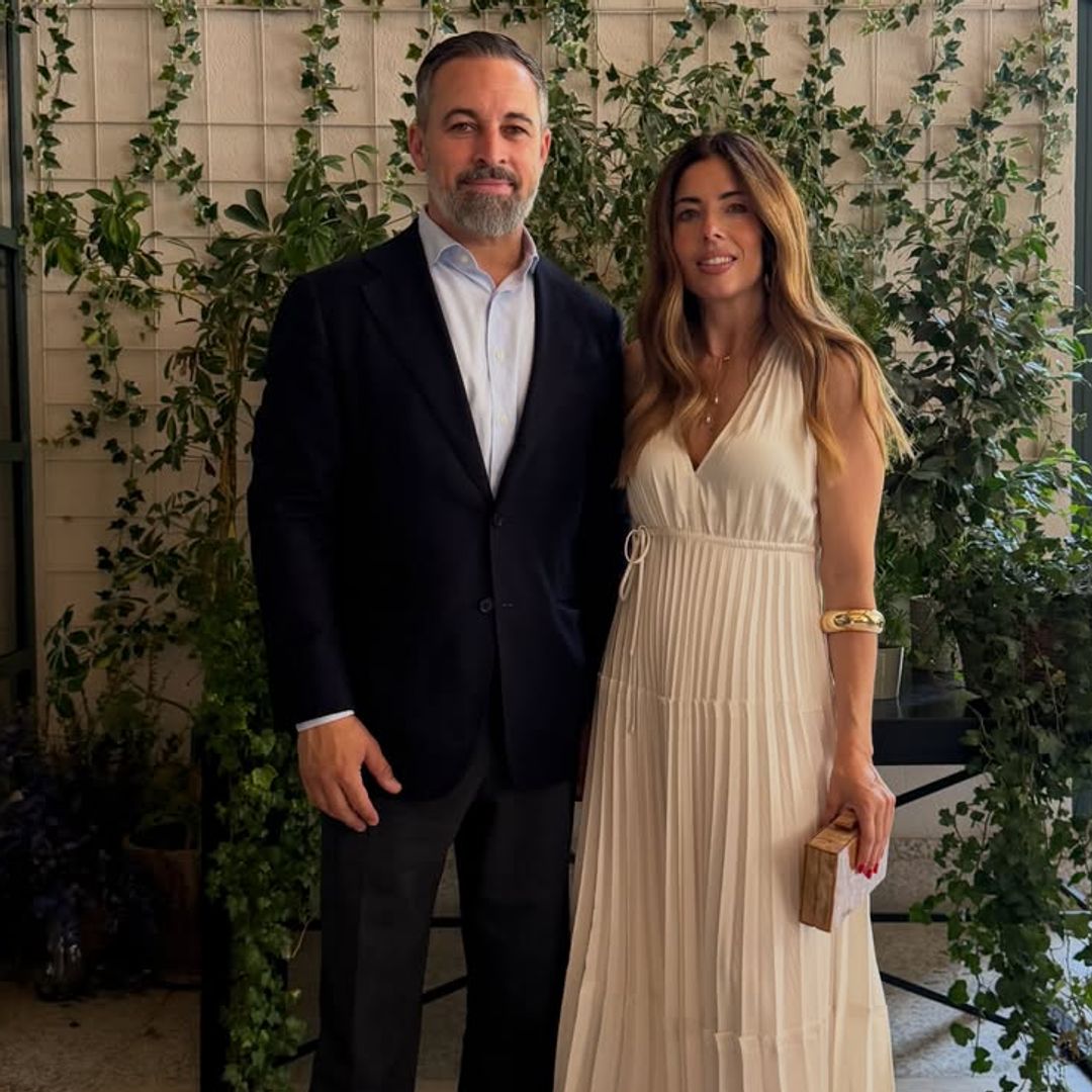 Así es el dormitorio infantil de los hijos de Santiago Abascal y Lidia Bedman: tres camas, madera natural y una decoración de cuento