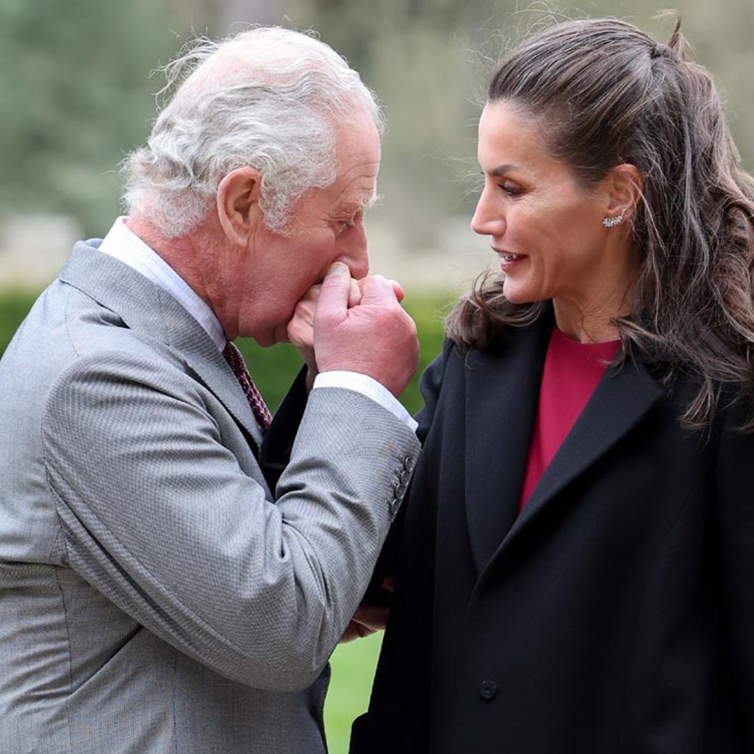Las imágenes del reencuentro de la reina Letizia y el príncipe Carlos en una cita cultural única