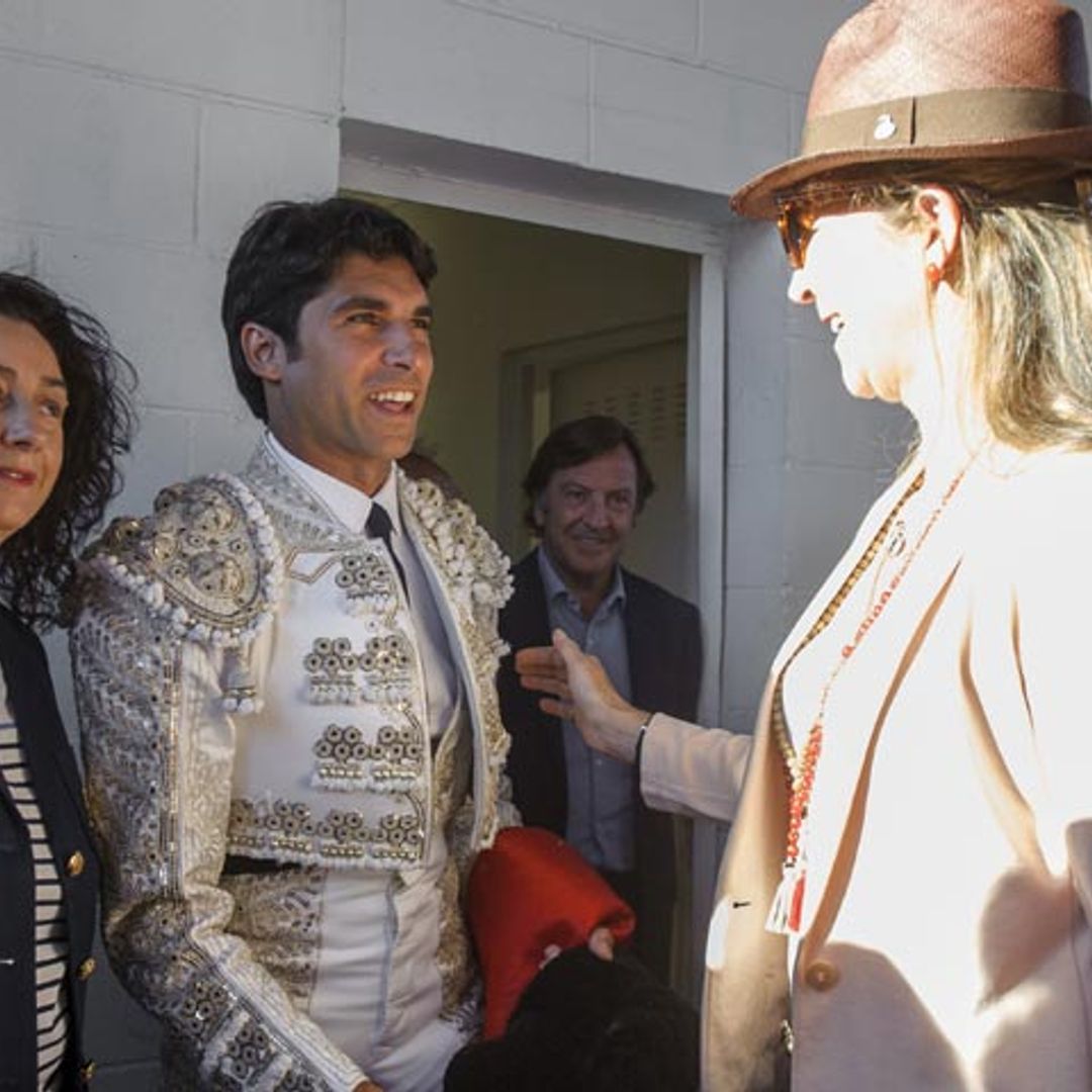 La infanta Elena y su hijo Felipe disfrutan de una jornada taurina