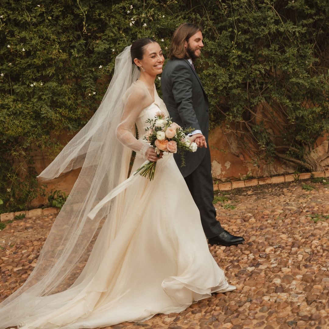 La boda en Sevilla de Reyes, la novia del vestido plisado y el broche vintage de diamantes y perlas