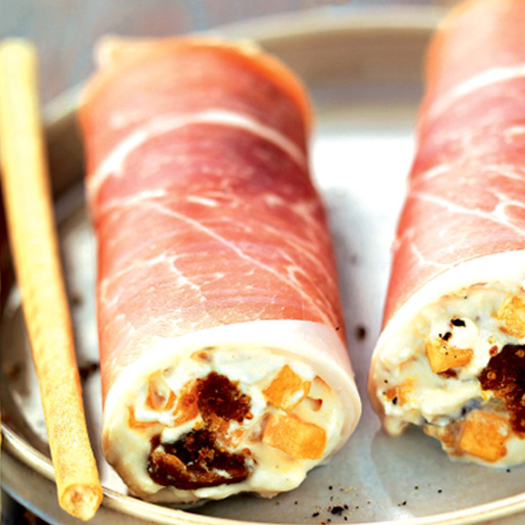 Canutillos de jamón con queso, torreznitos y tomate