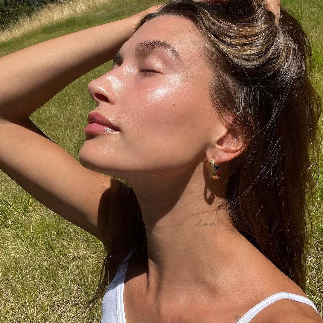 Los expertos ponen a prueba la crema de zanahoria favorita de Hailey Bieber: ¿es seguro utilizarla?