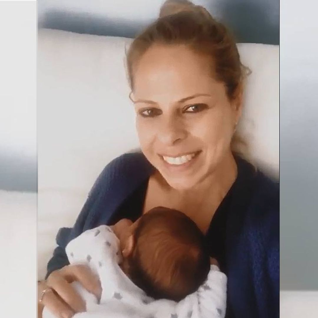 Con su pequeña Vega en brazos y muy contenta, Pastora Soler explica por qué está 'un poco desconectada'