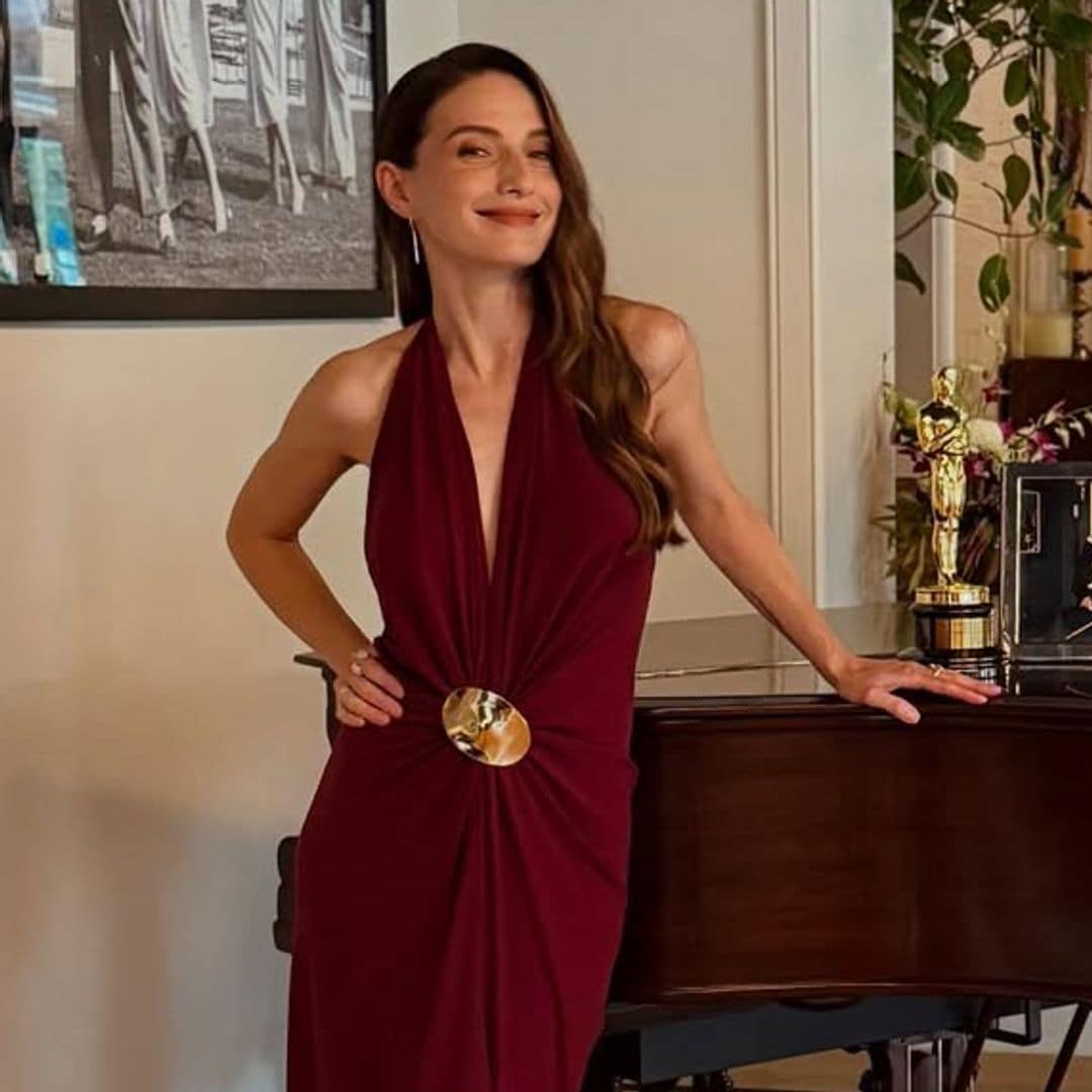 María Valverde, de concierto sinfónico con Gustavo Dudamel: una invitada muy ‘royal’ con vestido burdeos y joyas españolas