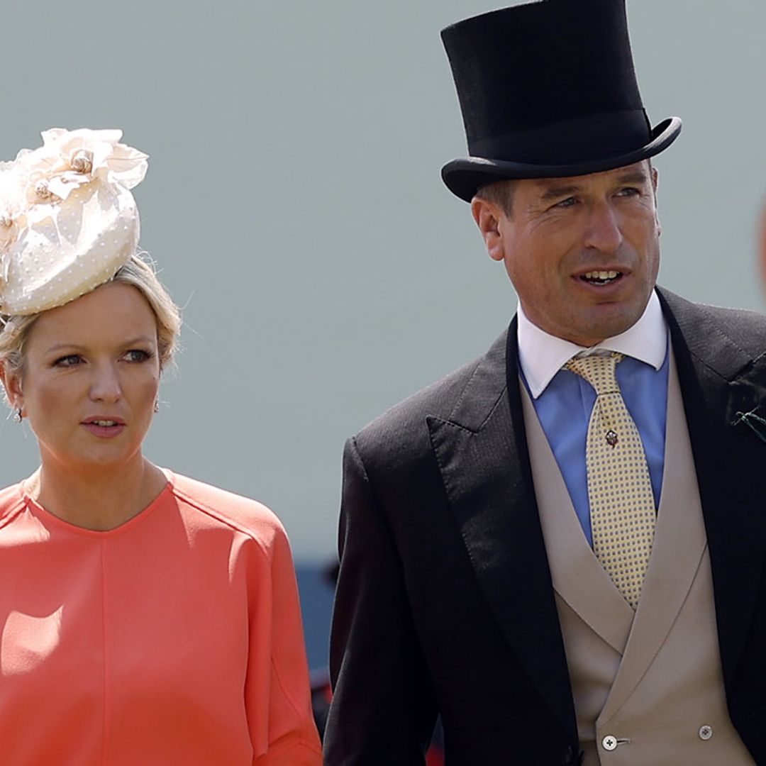 Peter Phillips, nieto de Isabel II, presenta a su novia en público en las carreras en honor a su abuela