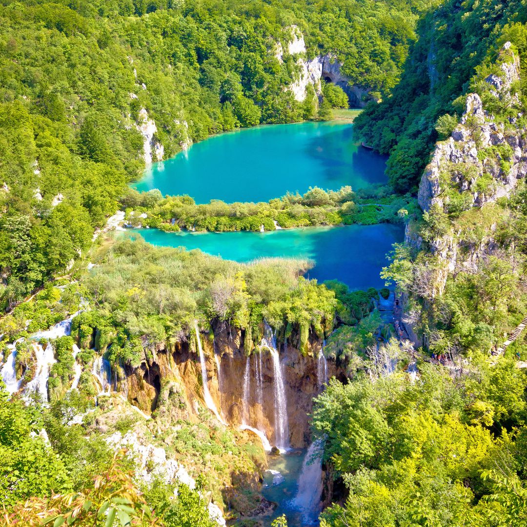 Cataratas en los magníficos lagos de Plitvice, uno de los parques naturales más bellos de Croacia