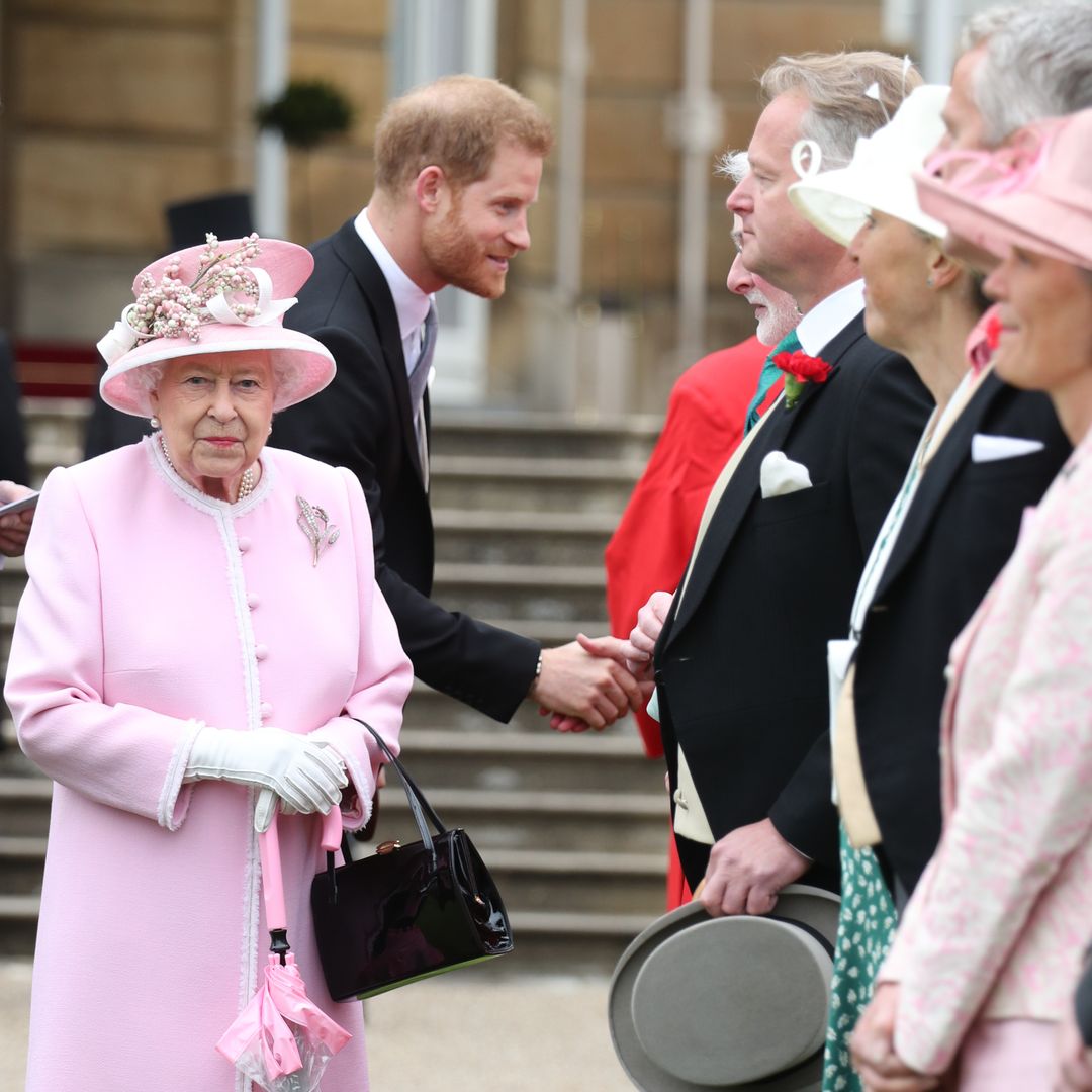Isabel II y el príncipe Harry, que ya era duque de Sussex, en una Garden Party en el Palacio de Buckingham en el 2019