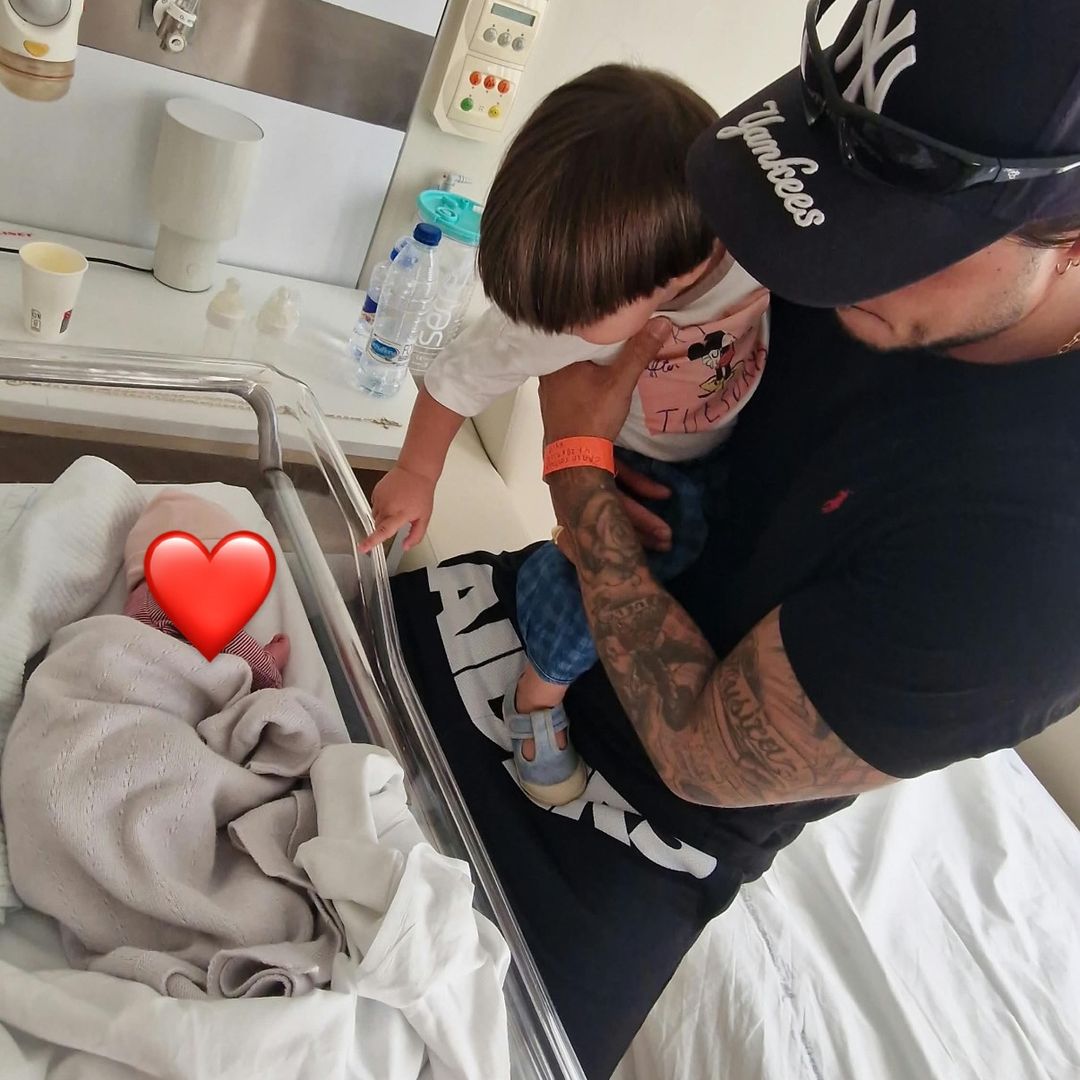 Carlo Costanzia muestra por primera vez a la pequeña Tessa a su hijo Carlo en la Fundación Jiménez Diaz, donde nació la bebé