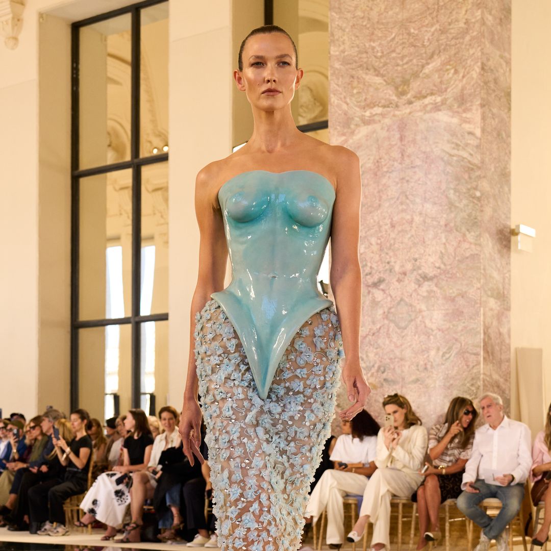 Tras reconciliarse con Taylor Swift para su boda, Karlie Kloss aterriza en París y desfila para Schiaparelli una colección inspirada en Gaudí