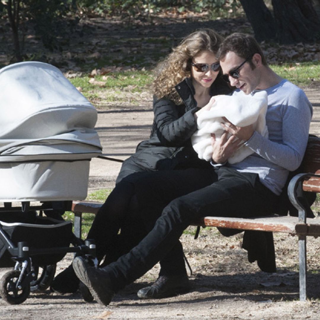 El primer paseo de Silvia Abascal y Xabier Murua con su pequeña Leona