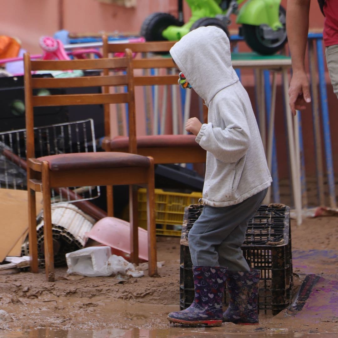 Las lágrimas del pequeño Juan, de seis años, al ver su colegio destrozado por el temporal