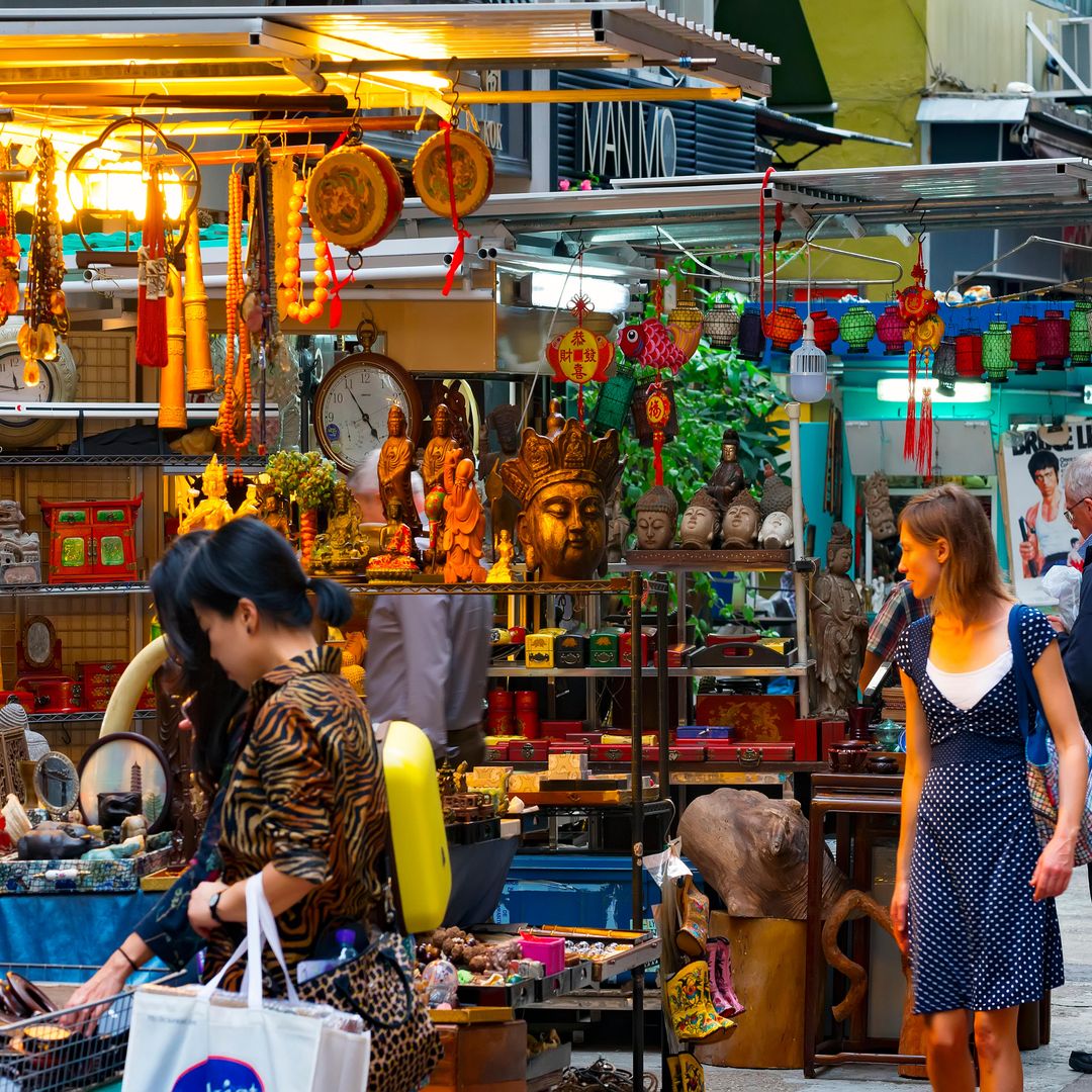 Hollywood Road en Hong Kong, China, paseando junto a las tiendas de antigüedades