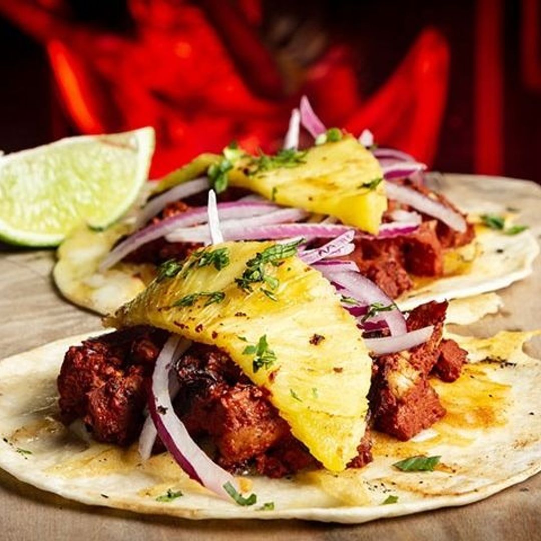 Tacos al pastor con tequila y piña