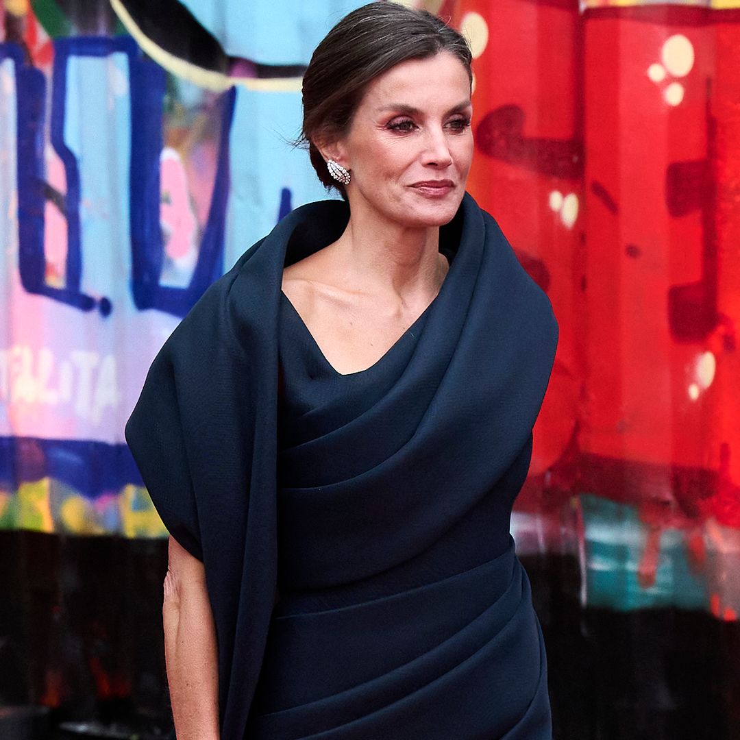 Los 7 vestidos de fiesta de la reina Letizia con los escotes más especiales: de la gran flor al de rejilla