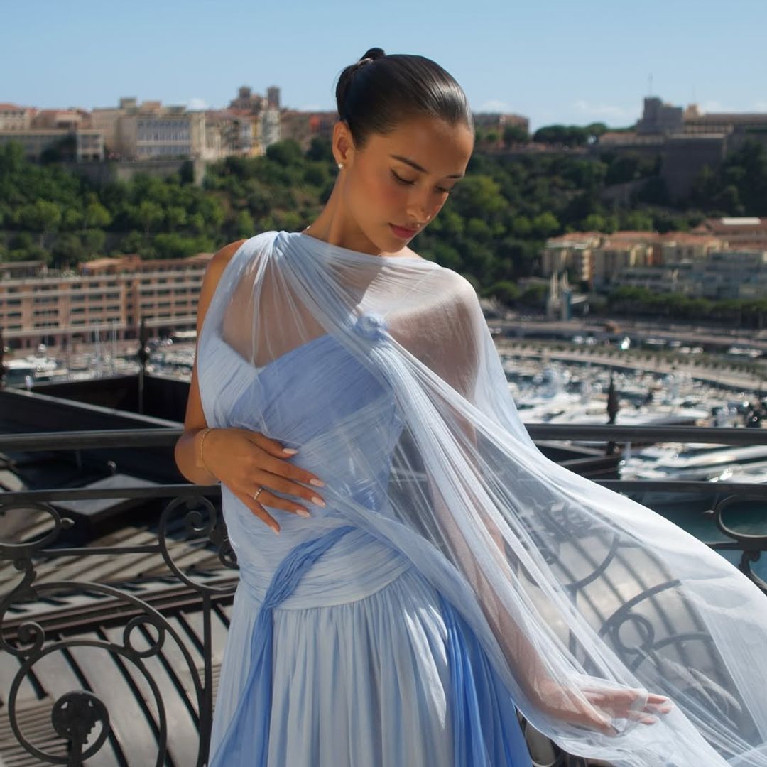 Alexandra Saint Mleux recrea el look más icónico de Grace Kelly en un exclusivo baile en Mónaco
