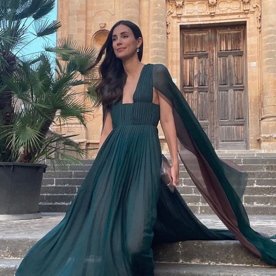 El romántico look de invitada de Sassa de Osma en Sicilia con accesorios metalizados