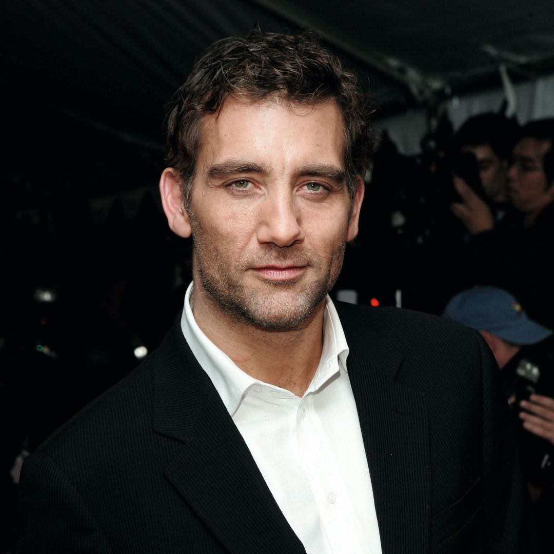 Clive Owen, con traje negro y camisa blanca