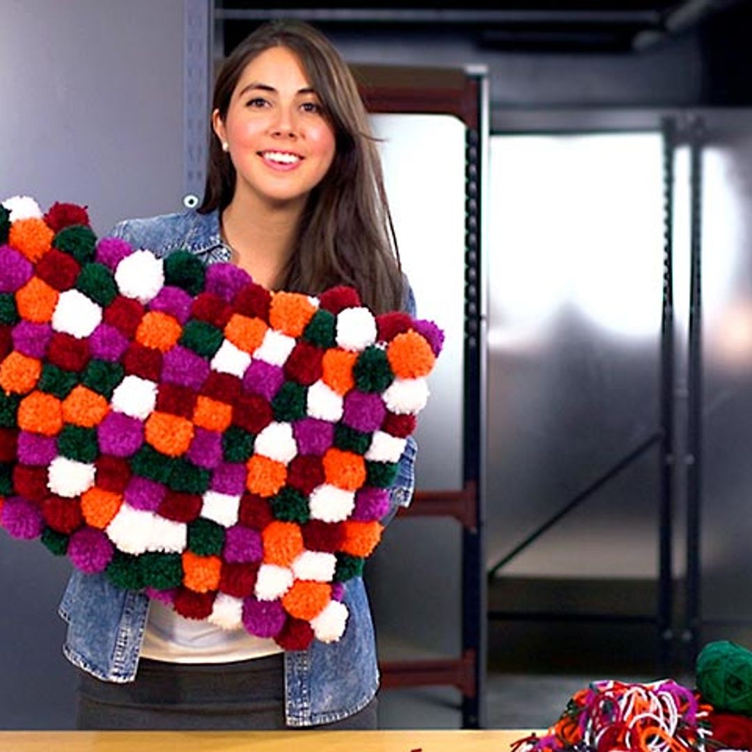 DiY: Cómo hacer una alfombra con pompones de lana