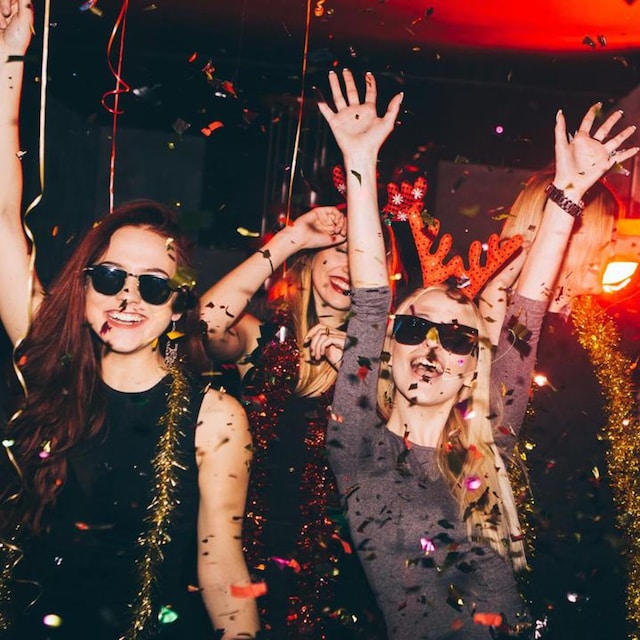chicas de fiesta en nochevieja