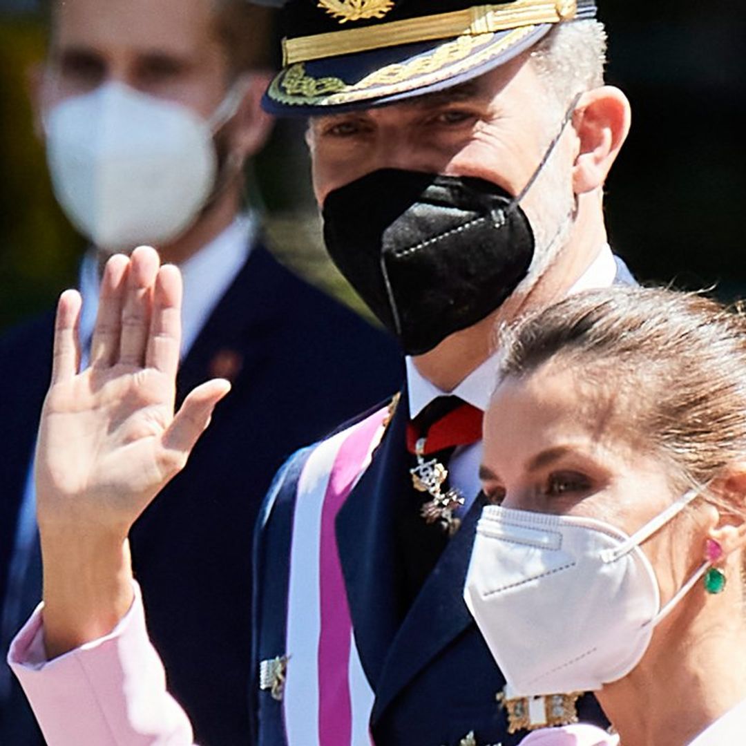La Reina en otro giro radical de estilo: apuesta al rosa y a su nuevo peinado favorito en el día de las Fuerzas Armadas