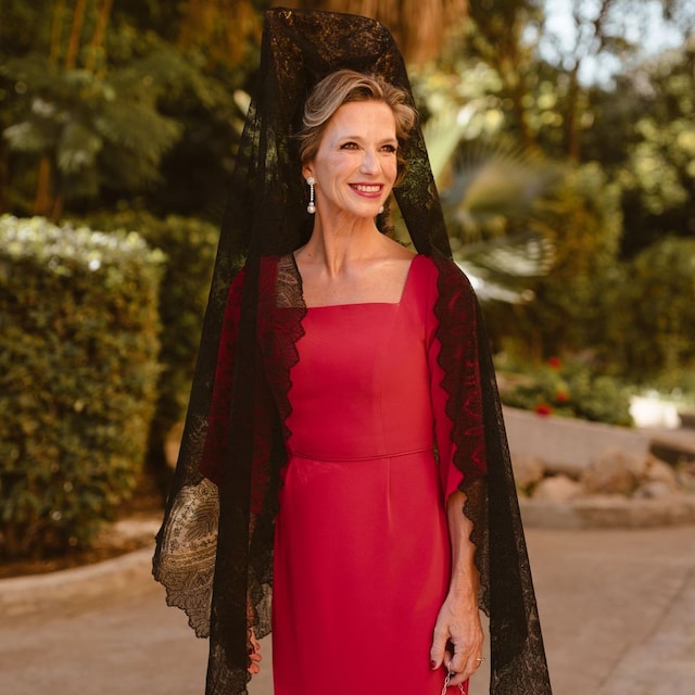 Look de madrina con mantilla rojo
