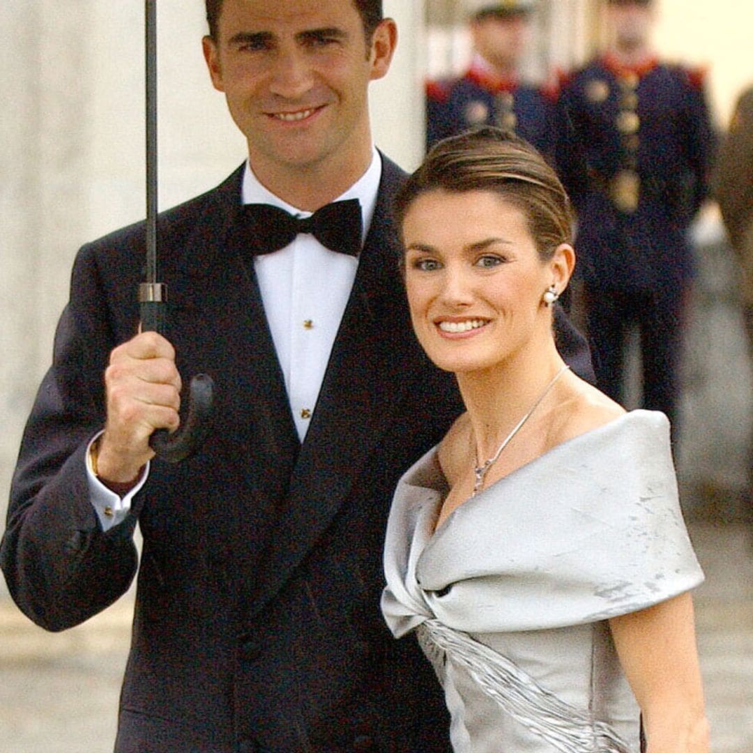 El vestido 'Cenicienta' de doña Letizia y otros looks vistos en su preboda hace 20 años