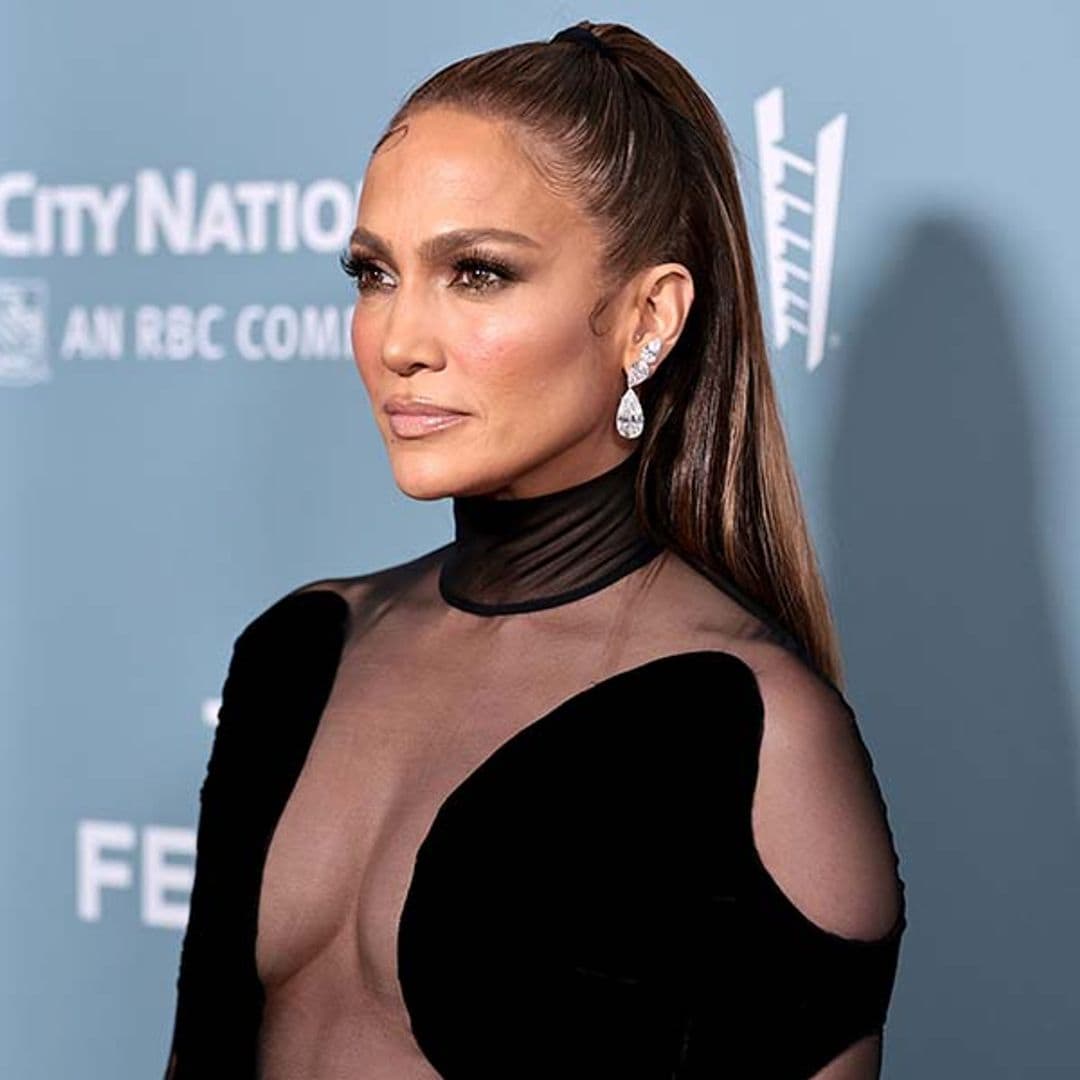 'Vestidazo' transparente VS traje sastre: Jennifer Lopez impacta con dos looks totalmente opuestos
