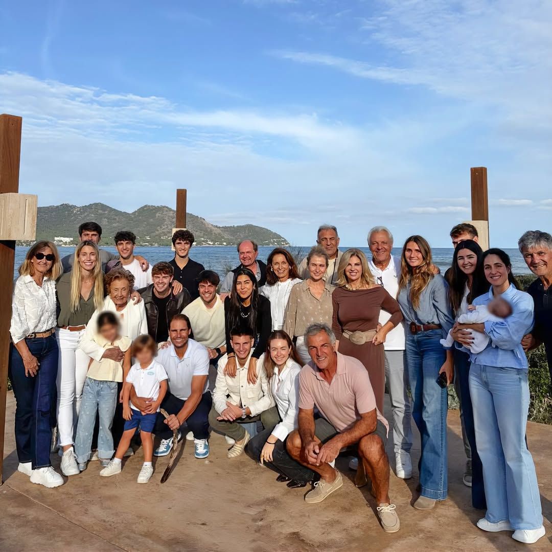 Rafa Nadal y Mery Perelló sorprenden con su primer posado familiar con sus dos hijos