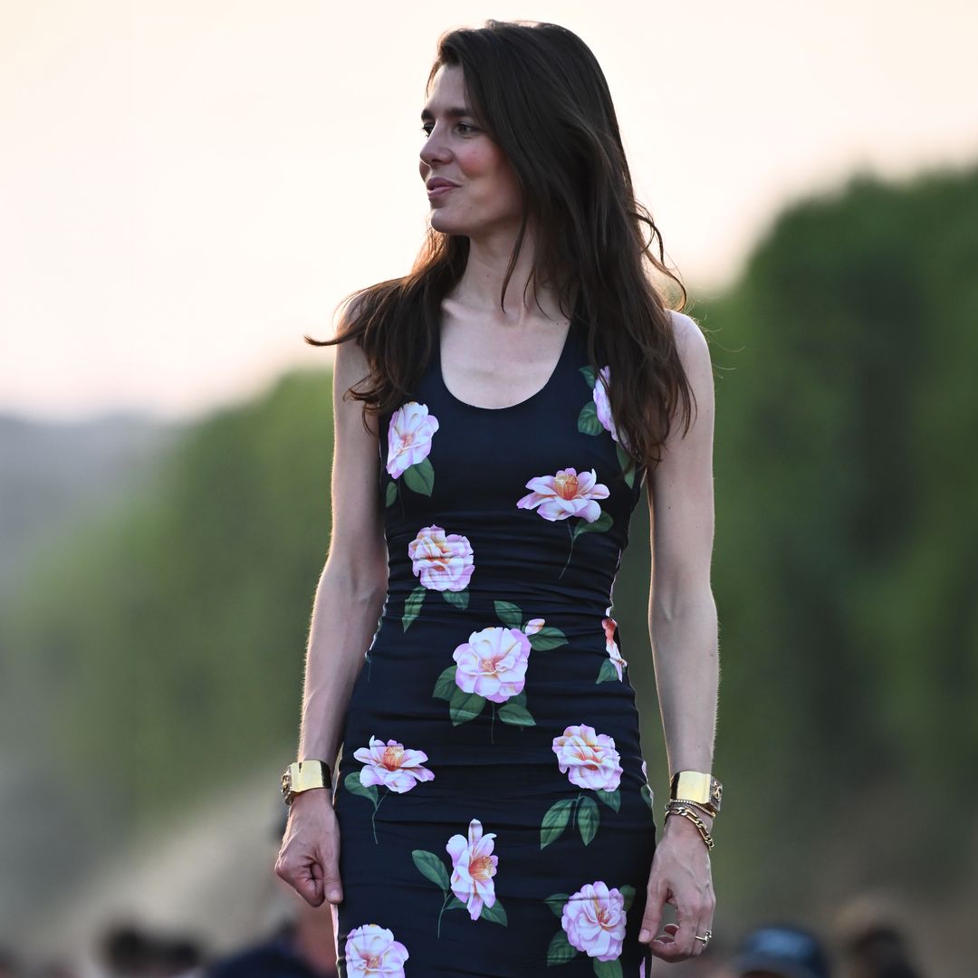 Carlota Casiraghi, arrebatadora con un vestido de 'flores de medianoche' y espalda al descubierto para su cita con la hípica en París