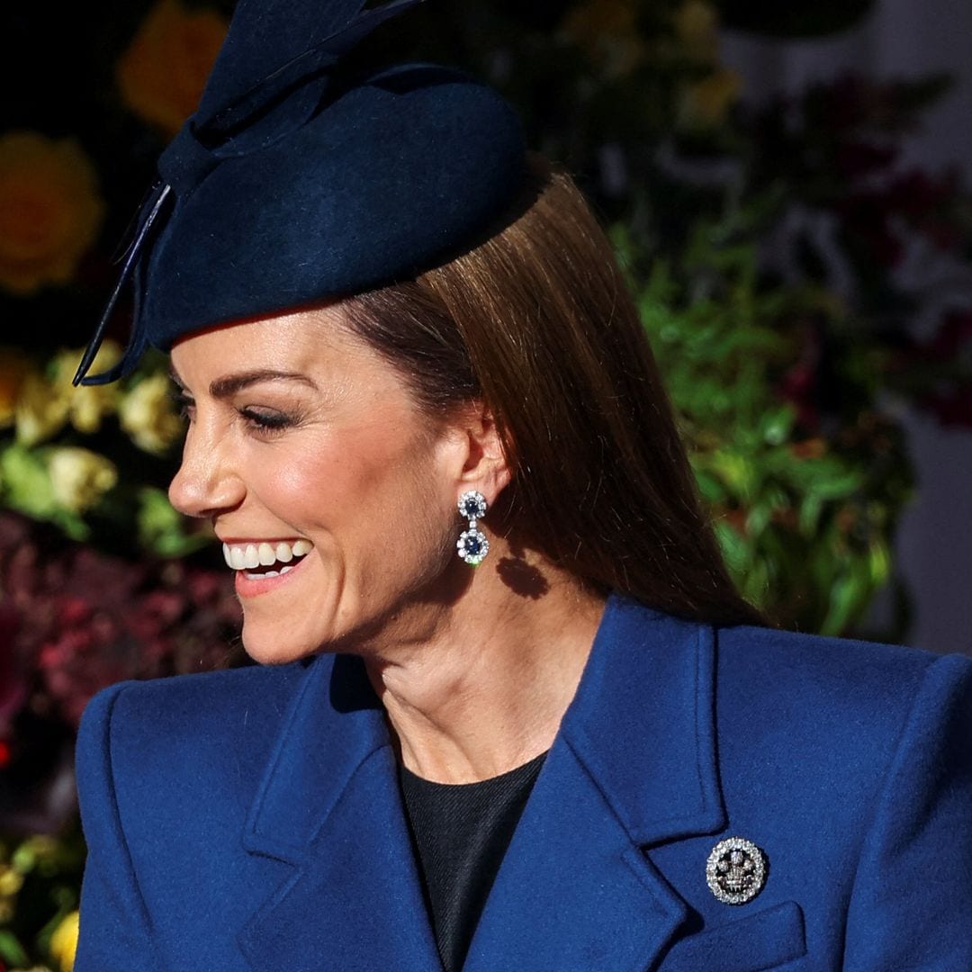 La princesa de Gales recrea su look de la Navidad de 2023: abrigo 'royal blue' y tocado con flechas