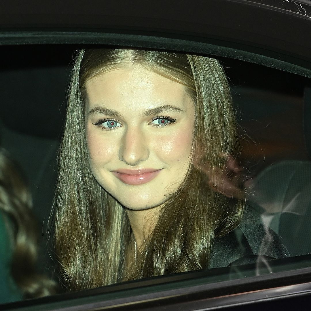 La reina Letizia y la princesa Leonor, en el coche al finalizar el Concierto previo a los Premios Princesa de Asturias 2026