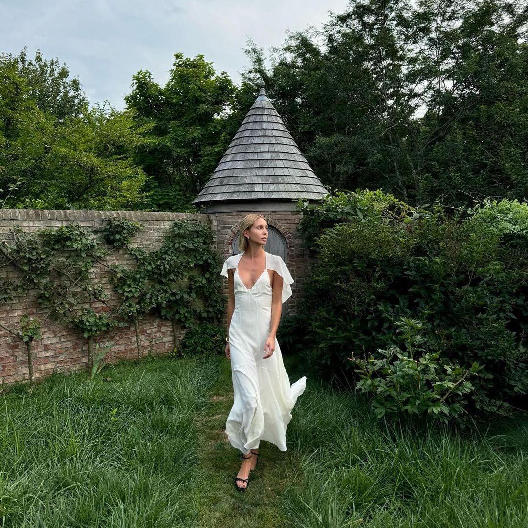 Olympia de Grecia estrena un vestido bohemio de guiño nupcial que ya llevó Dakota Johnson