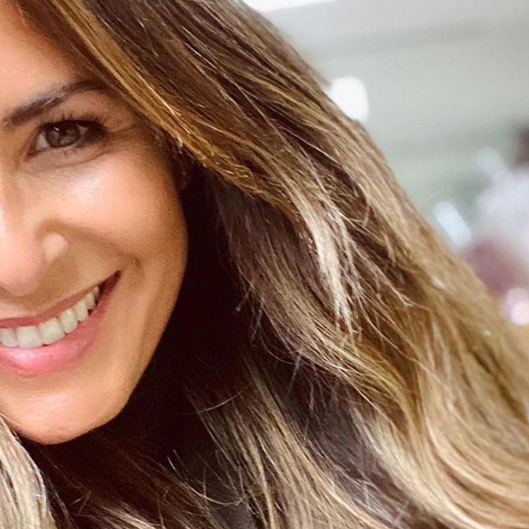 Nuria Roca también se apunta al look de paseo oficial: vestido de flores y zapatillas