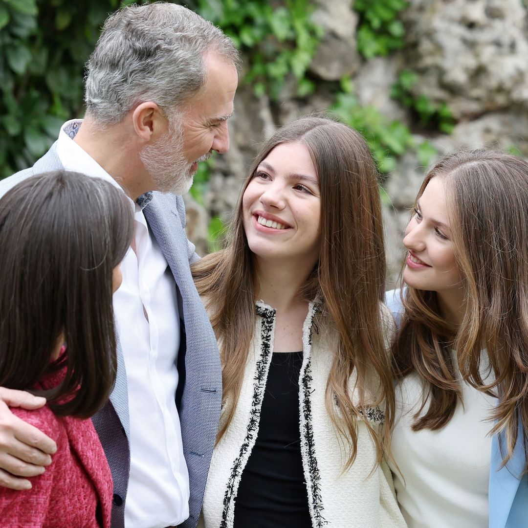 Los reyes muy sonrientes con sus hijas