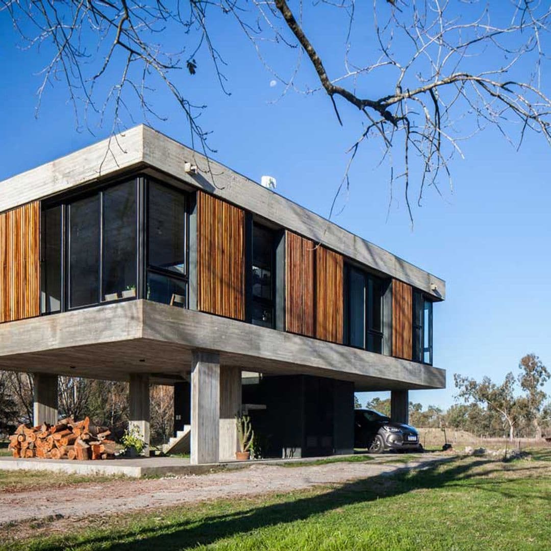 Una casa elevada sobre el paisaje